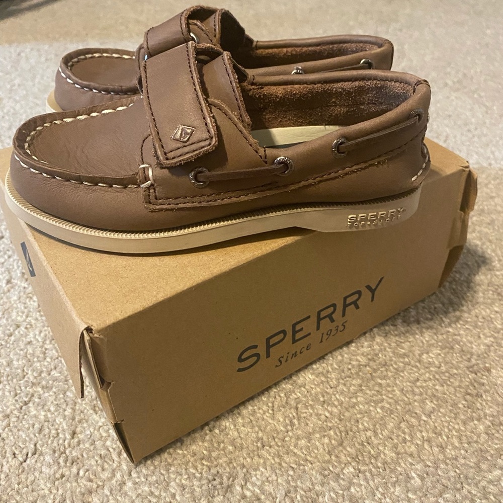 Toddler boys Sperry shoes Velcro top closure